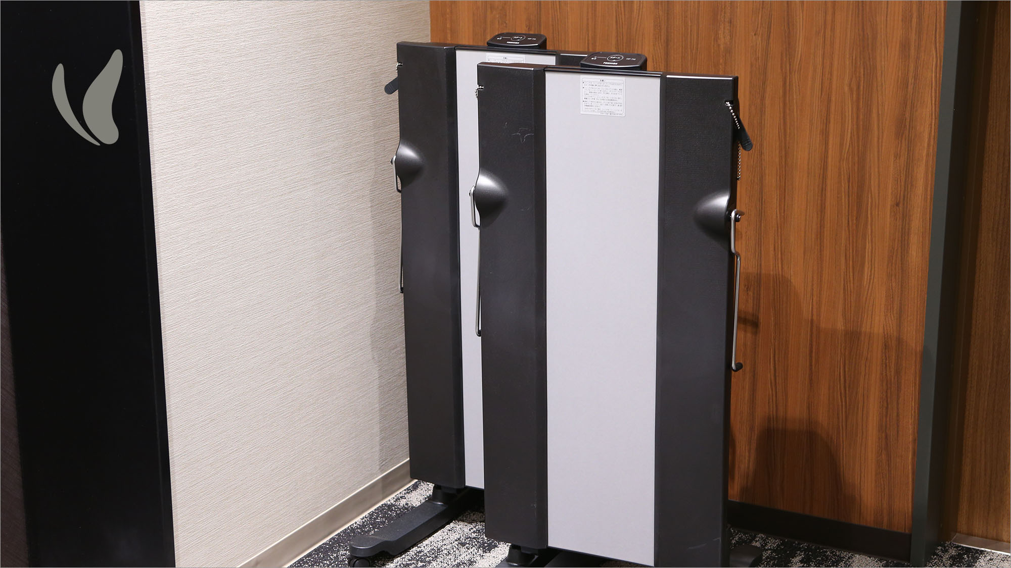 ズボンプレッサーは各階エレベーターホールにて無料貸出しております。