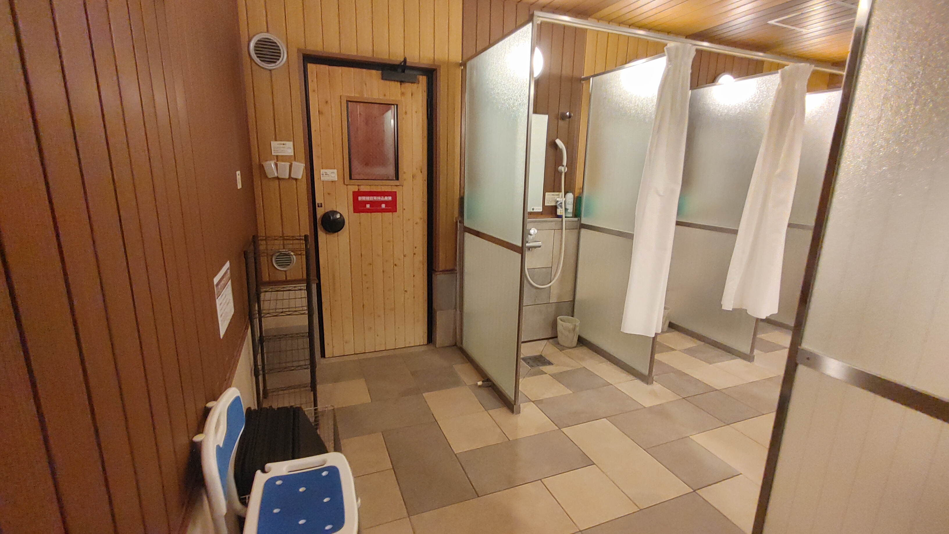 【シャワーブース】サウナ入り口