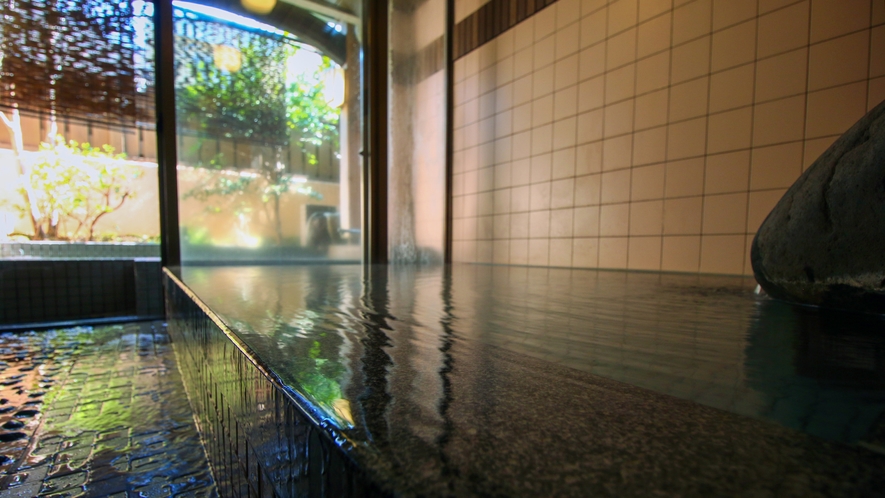 #お風呂は源泉から引いた表の湯と開放感たっぷりの掛け流し露天風呂が楽しめます。