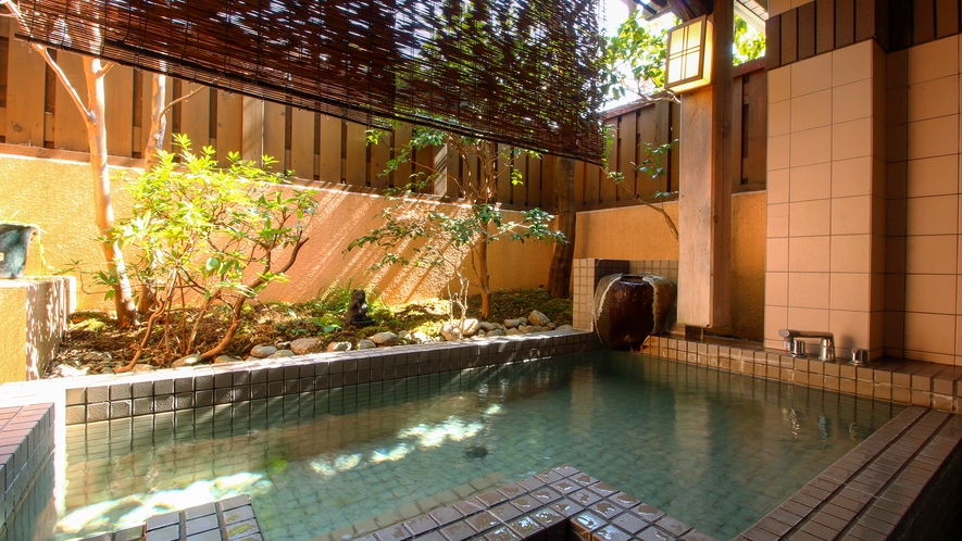 #鬼怒川温泉ではめづらしい源泉かけ流しの露天風呂。お風呂の泉質はアルカリ性単純温泉です。