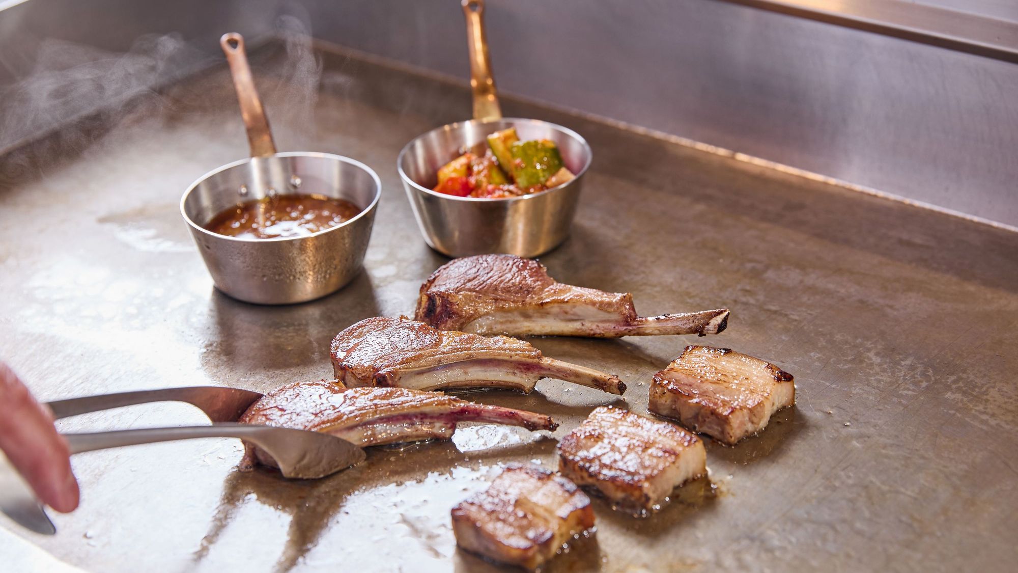 【夕食】出来立てでお召し上がりいただけるお料理もございます。