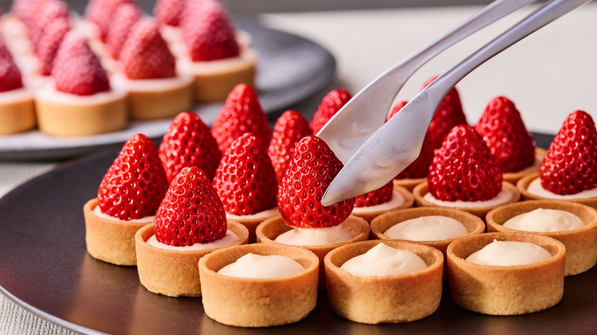 【夕食】ビュッフェのスイーツはホテルパティシエによる季節の味覚が並びます。