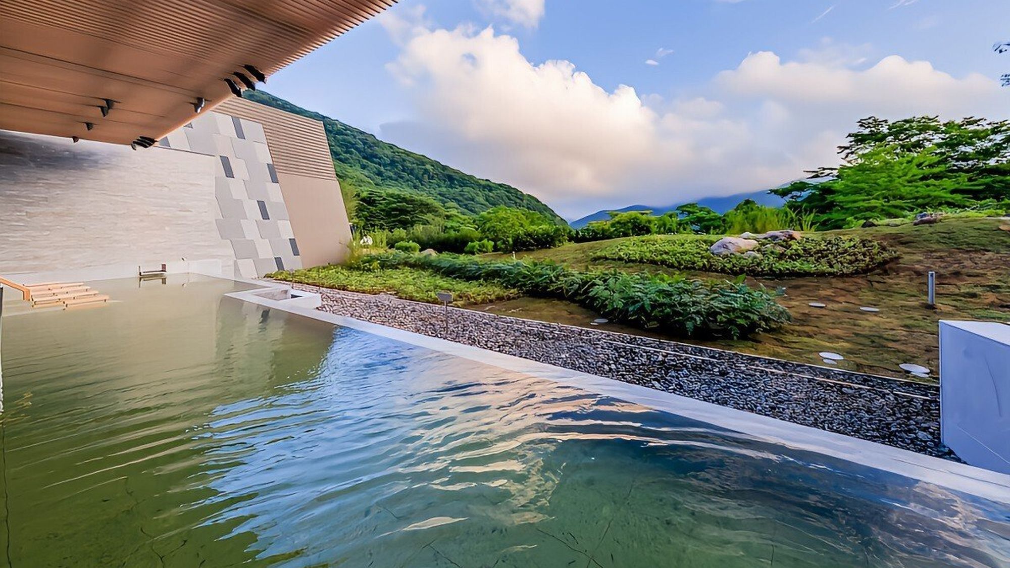 【棚湯 芦ノ湖ビュー／露天風呂】清廉な空気の中、雄大な眺望と箱根の名湯を同時に満喫
