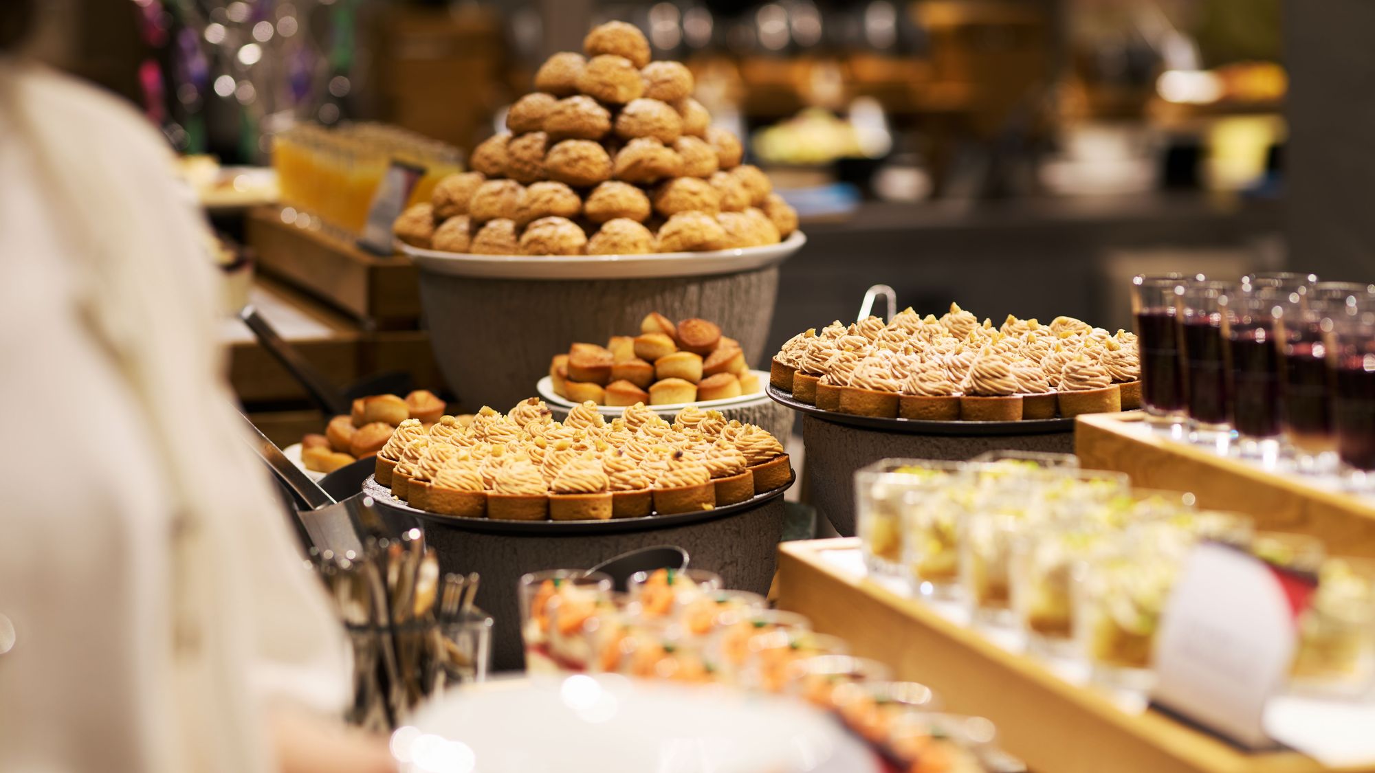 【夕食】ビュッフェのスイーツはホテルパティシエによる季節の味覚が並びます。