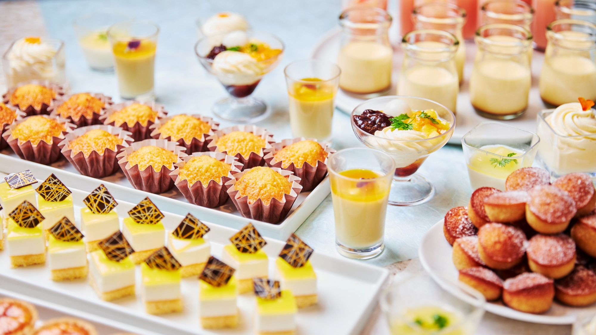 【夕食】ビュッフェのスイーツはホテルパティシエによる季節の味覚が並びます。