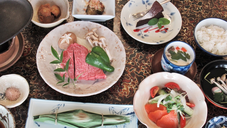 *【夕食一例】お手軽会席ながら、飛騨牛ランプステーキがしっかりついています