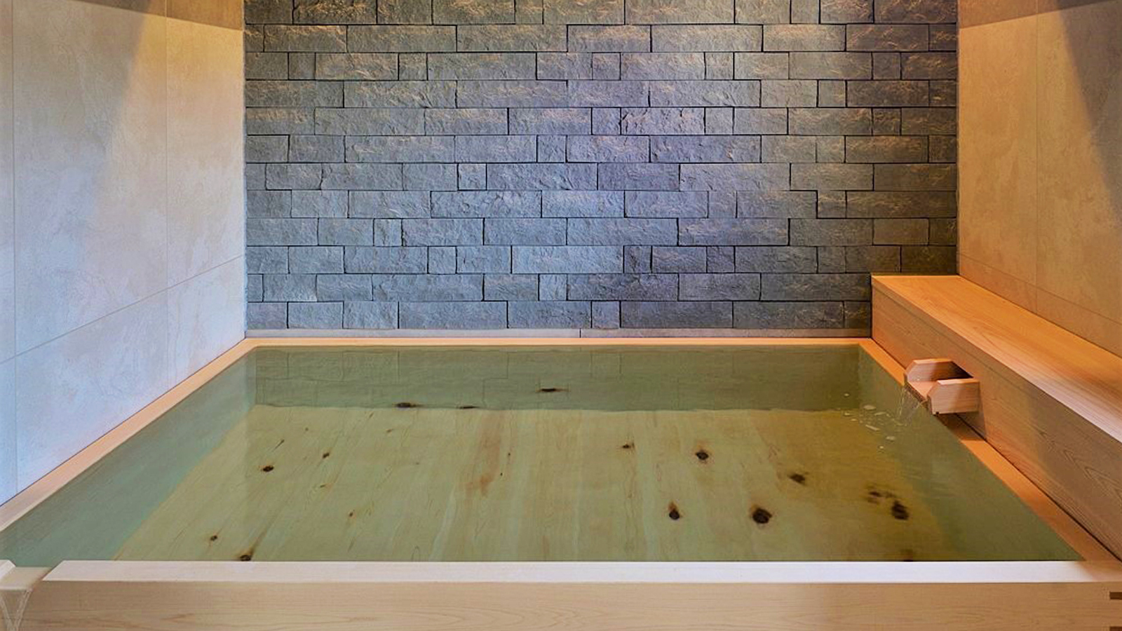 本館2F 広々とした総ヒノキの浴槽