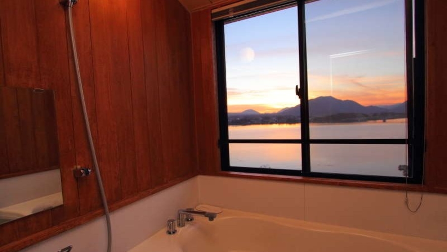 和室8畳の展望風呂から河口湖・富士山を望む