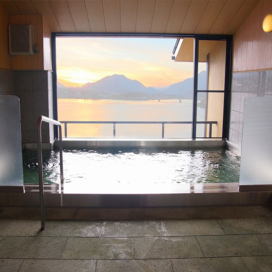 最上階展望風呂-男性の内湯（河口湖温泉）です