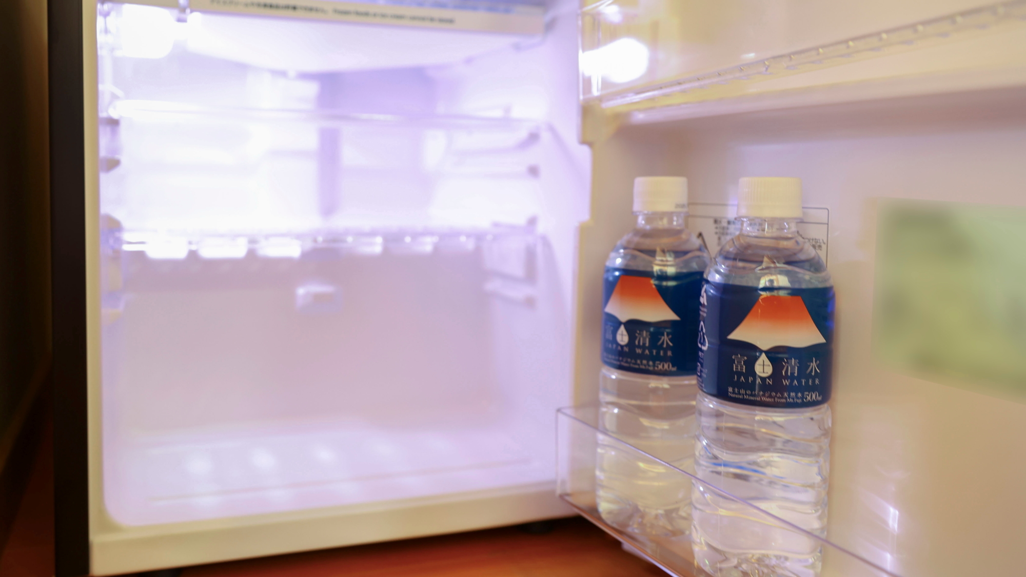 冷蔵庫にはミネラルウォーターのサービスがございます