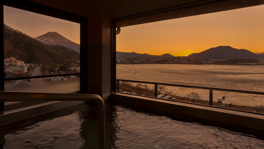 大浴場から望む夕暮れの河口湖と富士山