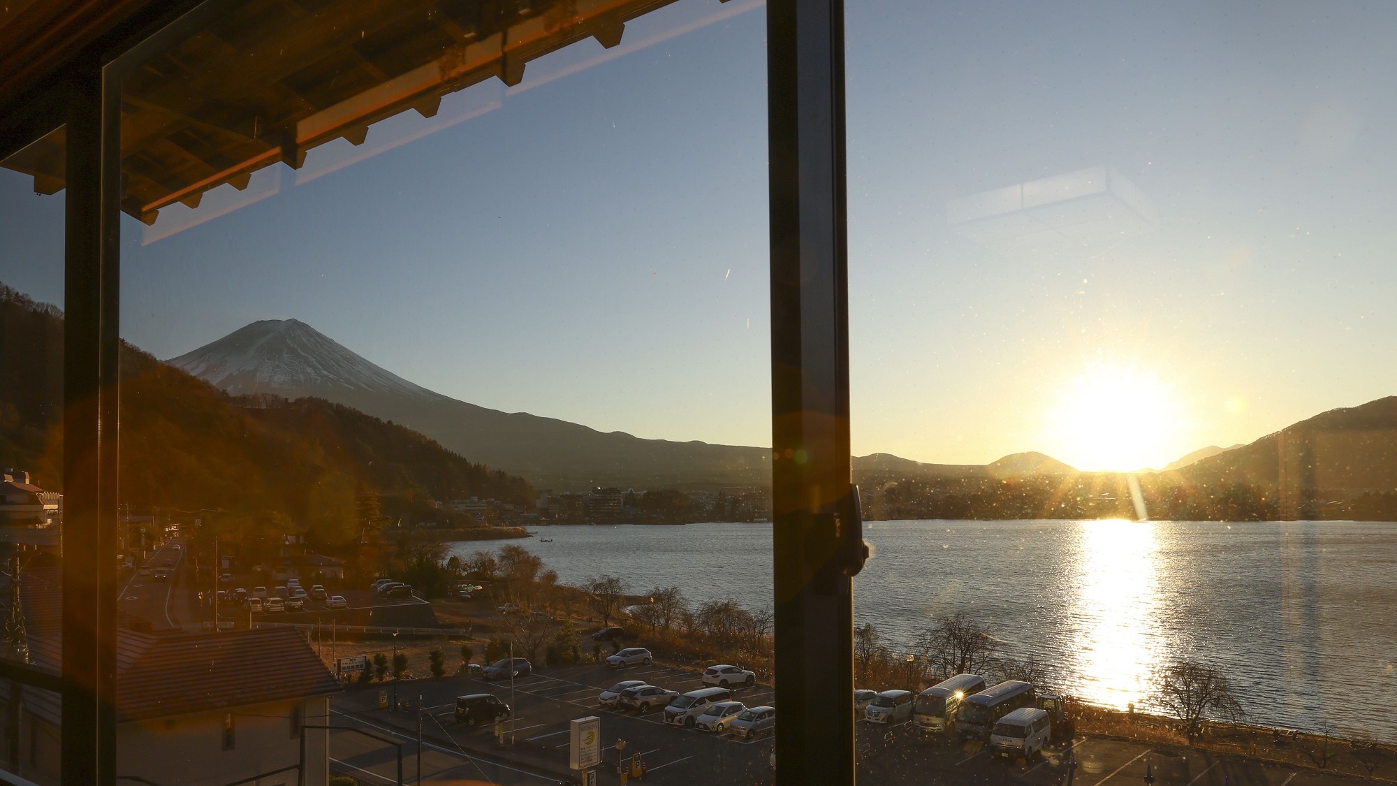 客室から望む夕暮れの河口湖と富士山