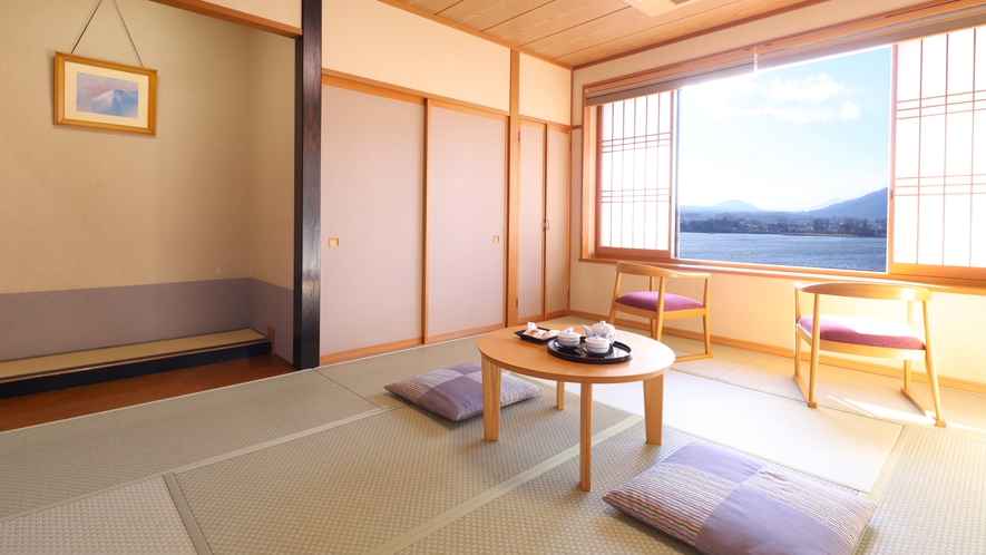 和室１０畳(トイレ・シャワーブース付)-富士山・河口湖ビュー側