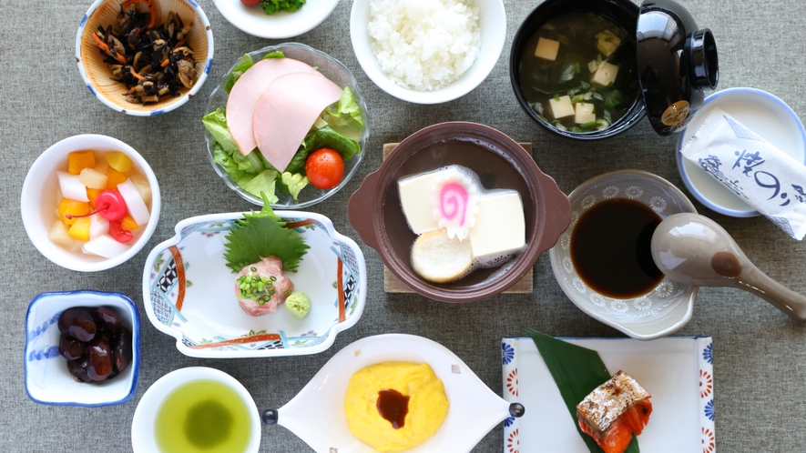 【ご朝食】たくさんの小鉢が並びます