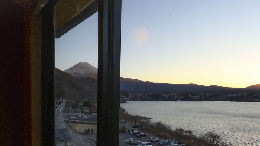 客室から望む夕暮れの河口湖と富士山