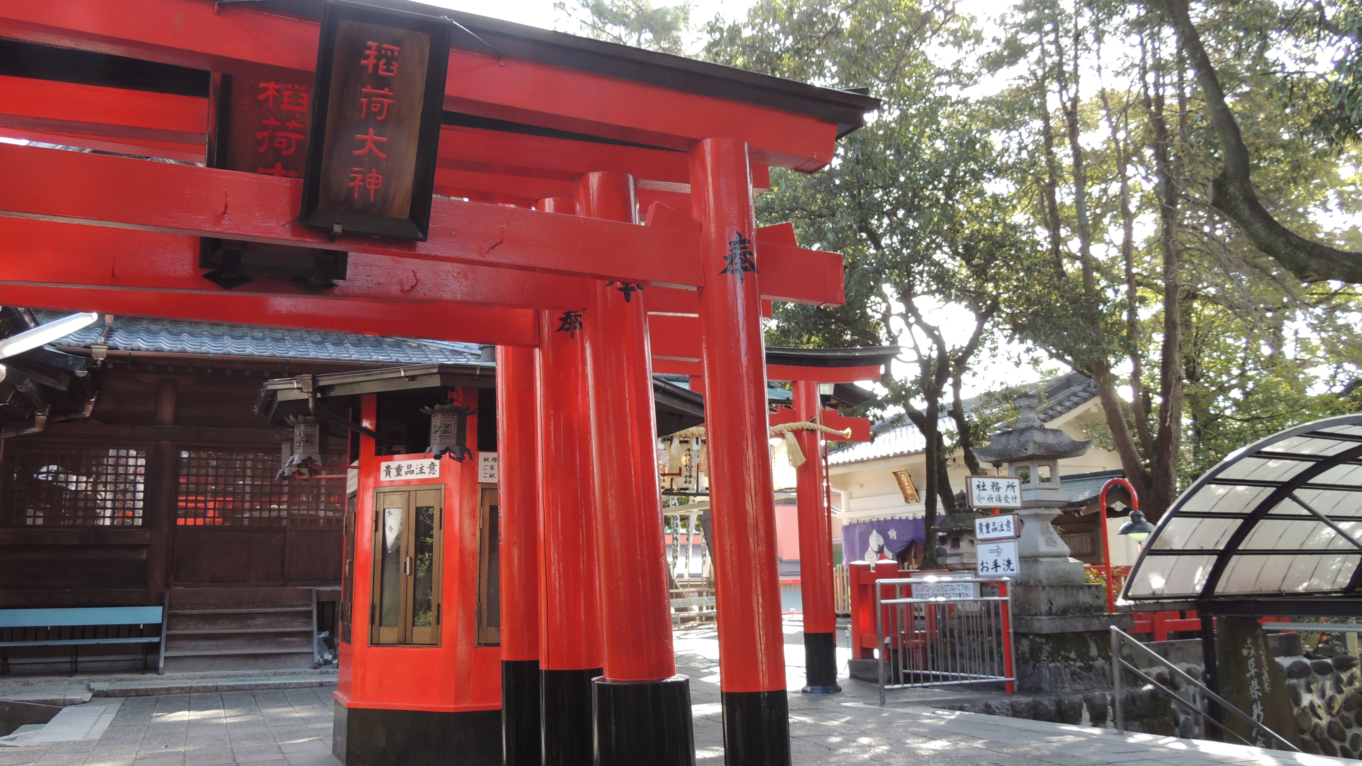 「千代保稲荷神社」車で約17分　日本三大稲荷の一つともいわれます。