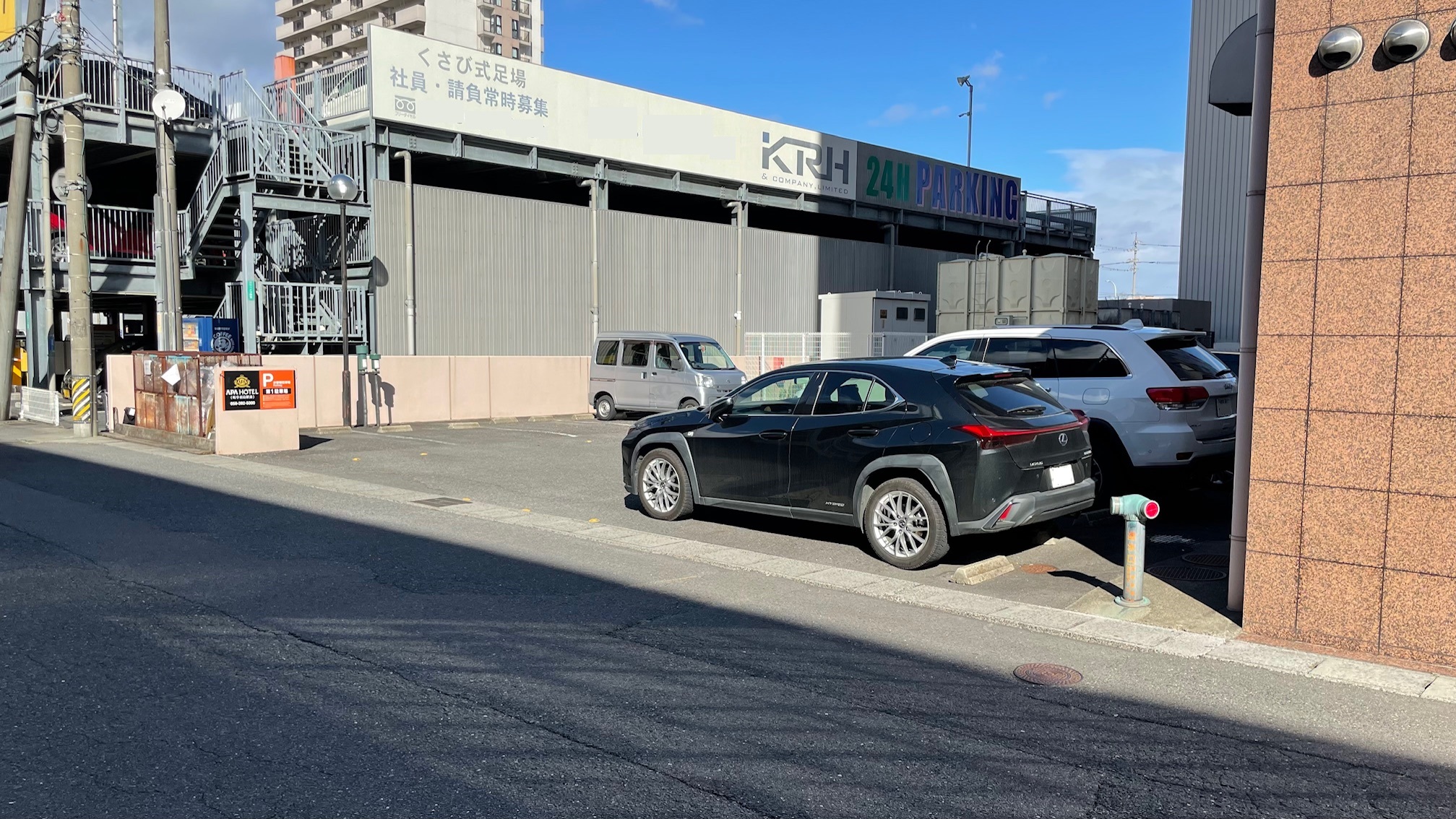 ホテル裏「第一駐車場」16台　1泊500円　フロントにてお支払いください。