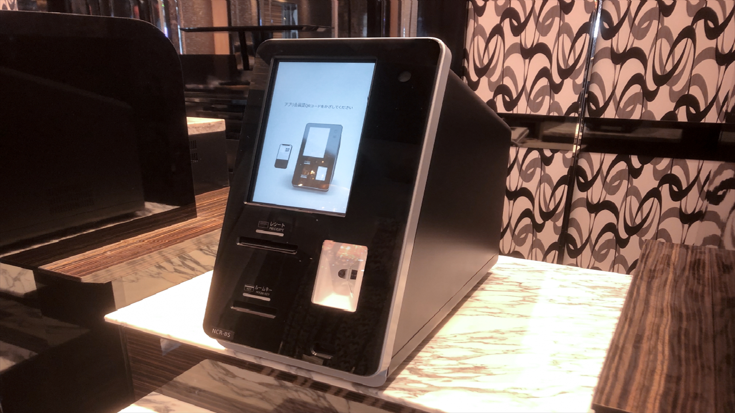 「1秒チェックイン機」アパアプリでチェックインを済ませれば、並ばず待たずにカードキー発行可能。