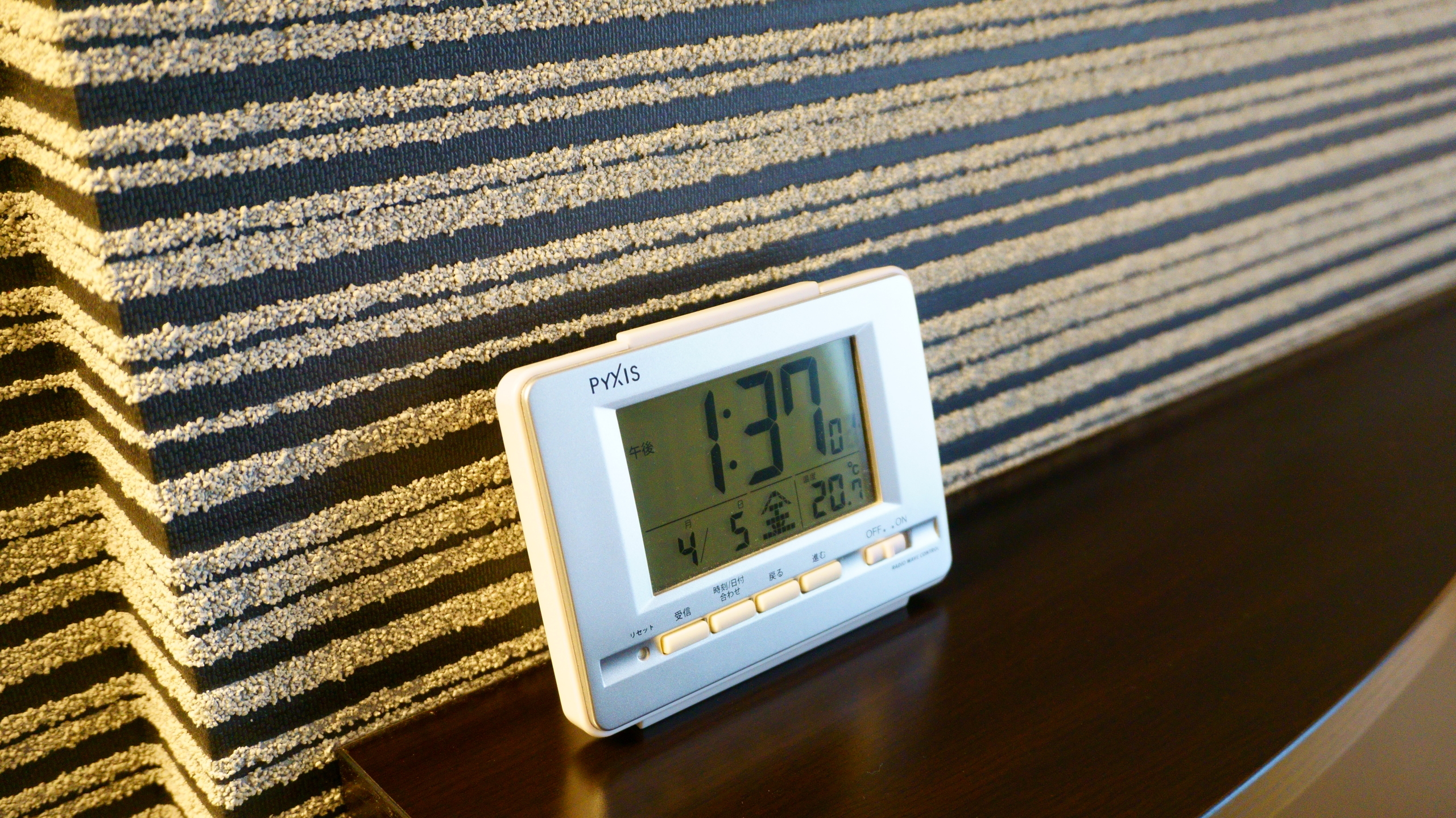 ベッドボードに「アラーム付きデジタル時計」をご用意しております。