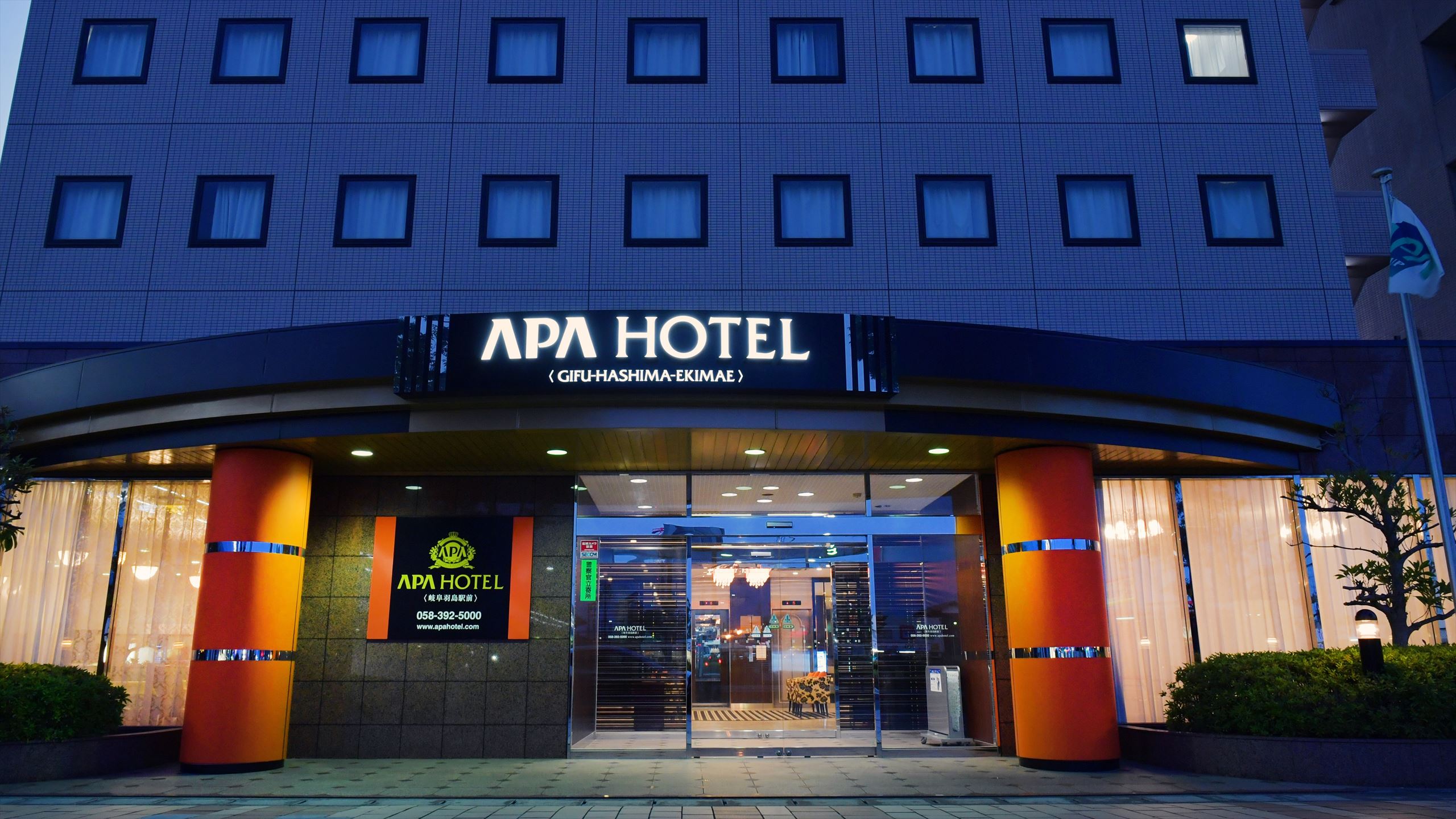 正面から見た夜のホテルエントランスです。