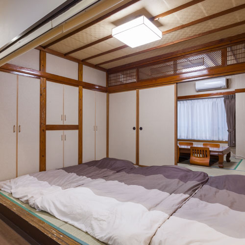 ご宿泊は8名様までＯＫ！ツインベッド＋畳2間で布団を合計6組敷くことが可能です。