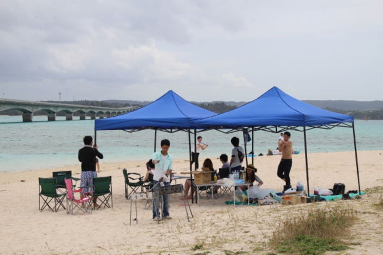 ここでしかできない海でのバーベキュー★沖縄ではビーチパーティーと呼んで一般的ですよ。