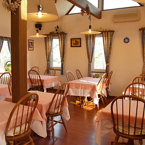 お食事の時間以外にもご利用になれるダイニングルームです。