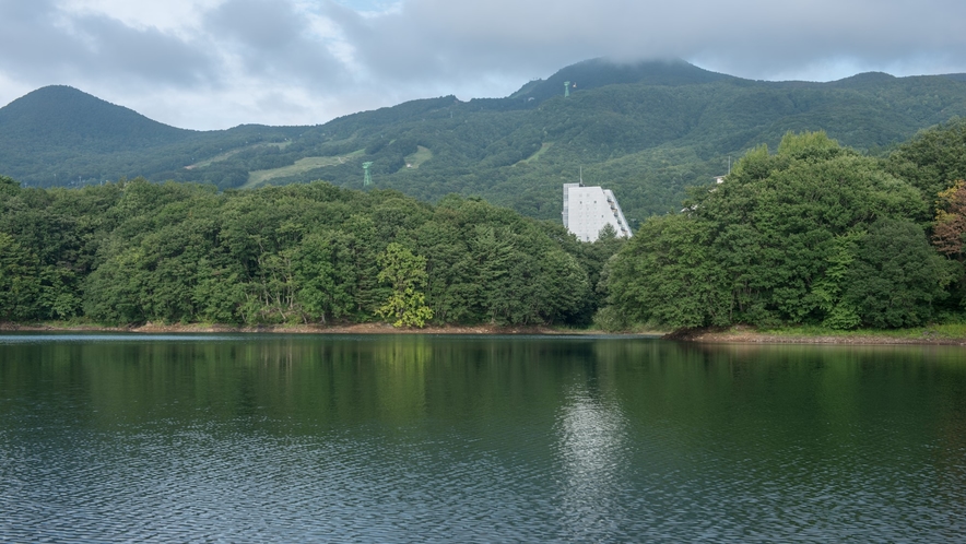 【鴫の谷地沼】蔵王の新緑や紅葉の名所！１周約30分の散策路があります※ホテルから車10分程