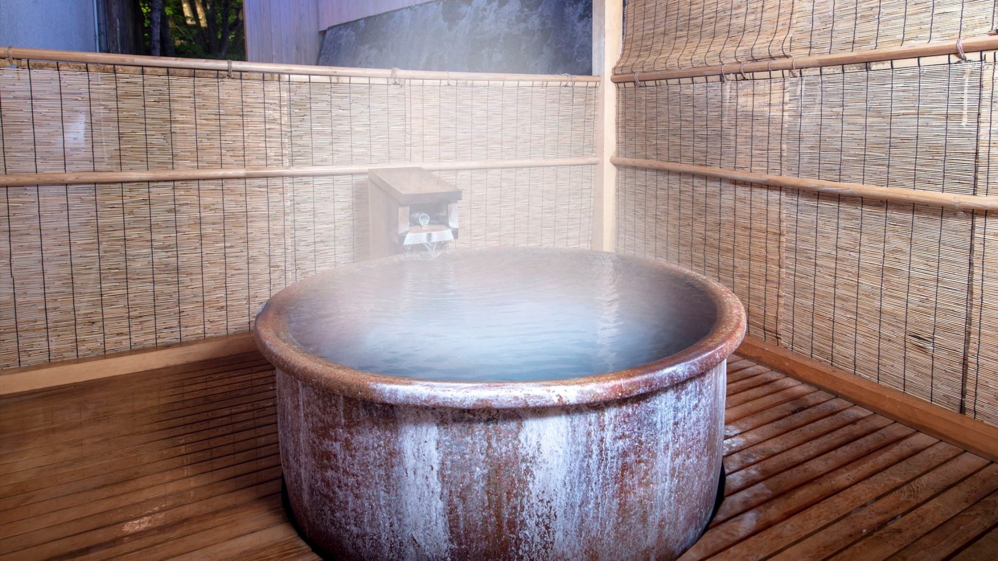 【貸切風呂】夜は湯けむりに包まれながら、気兼ねなく手足を伸ばして今日一日の疲れをほぐす…   