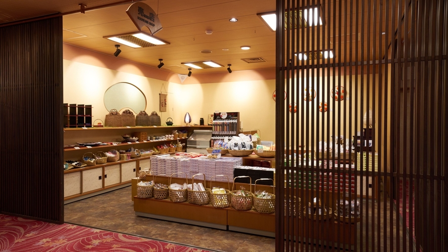 【売店】お土産品はこちらでどうぞ♪山形や蔵王のお土産をはじめ、珍しい手製の湯かごや雑貨を揃えています