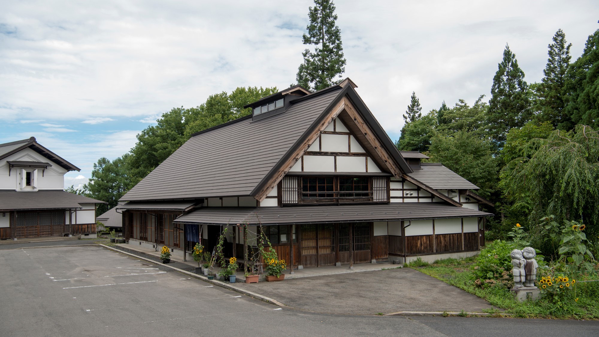 【わらべの里】創業300年の高見屋旅館が永年にわたり保存した、約1,000点の品々を展示