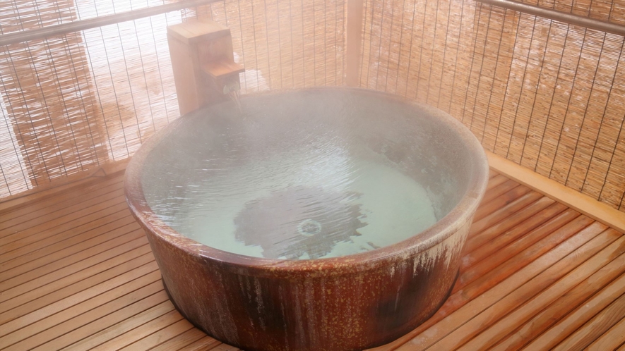 【貸切風呂】プライベートに温泉を満喫いただける貸切風呂。陶器造りの半露天風呂で贅沢な湯浴みをお