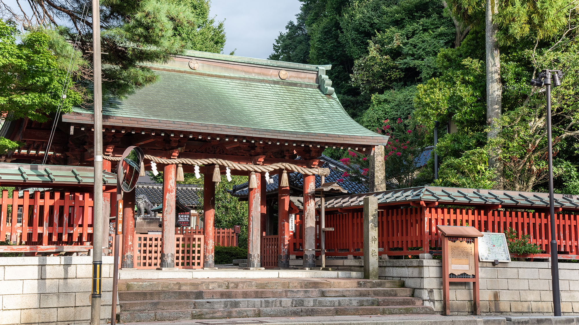 周辺・尾崎神社／当館より歩いてすぐの朱塗りの社殿が美しい神社。社殿は国の重要文化財に指定されています