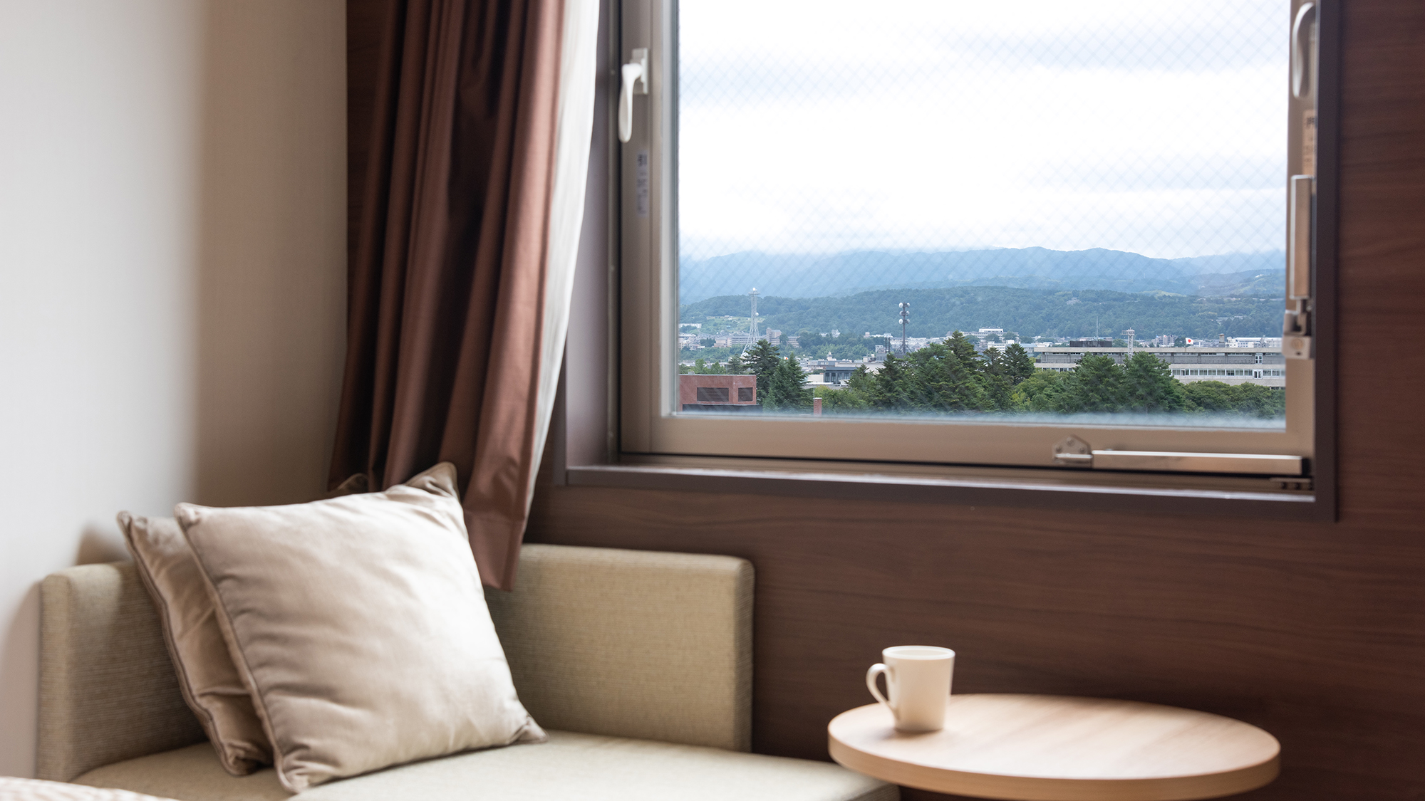 ツインルーム・お部屋からの景色（一例）／一部の客室からは、美しい自然と金沢の街並みを眺められます