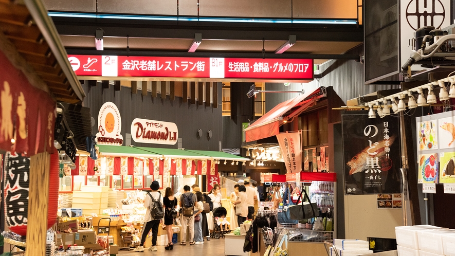 周辺・近江町市場／金沢の台所と呼ばれる市場では新鮮な海鮮丼が食べられます。
