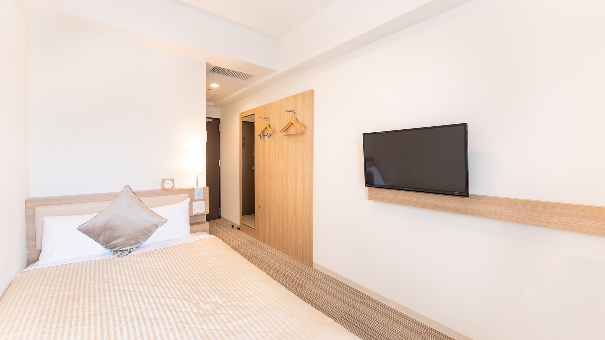 セミダブルルーム(ベッド幅120㎝～×195㎝ 広さ13㎡)／機能性と寛ぎを兼ね備えたお部屋です。