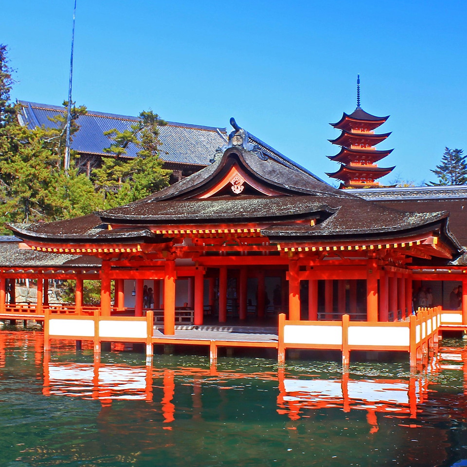 【厳島神社】当館より宮島口までお車で5分。多くの観光客で賑わいます。