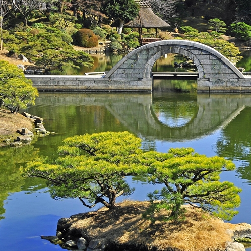 【縮景園】当館～お車で約30分。四季折々の風情を楽しめる街の中の庭園で、のんびりできるスポットです。