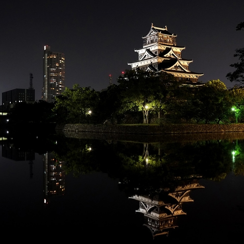 【広島城】当館よりお車で約30分。ライトアップされた夜の広島城もおすすめです。