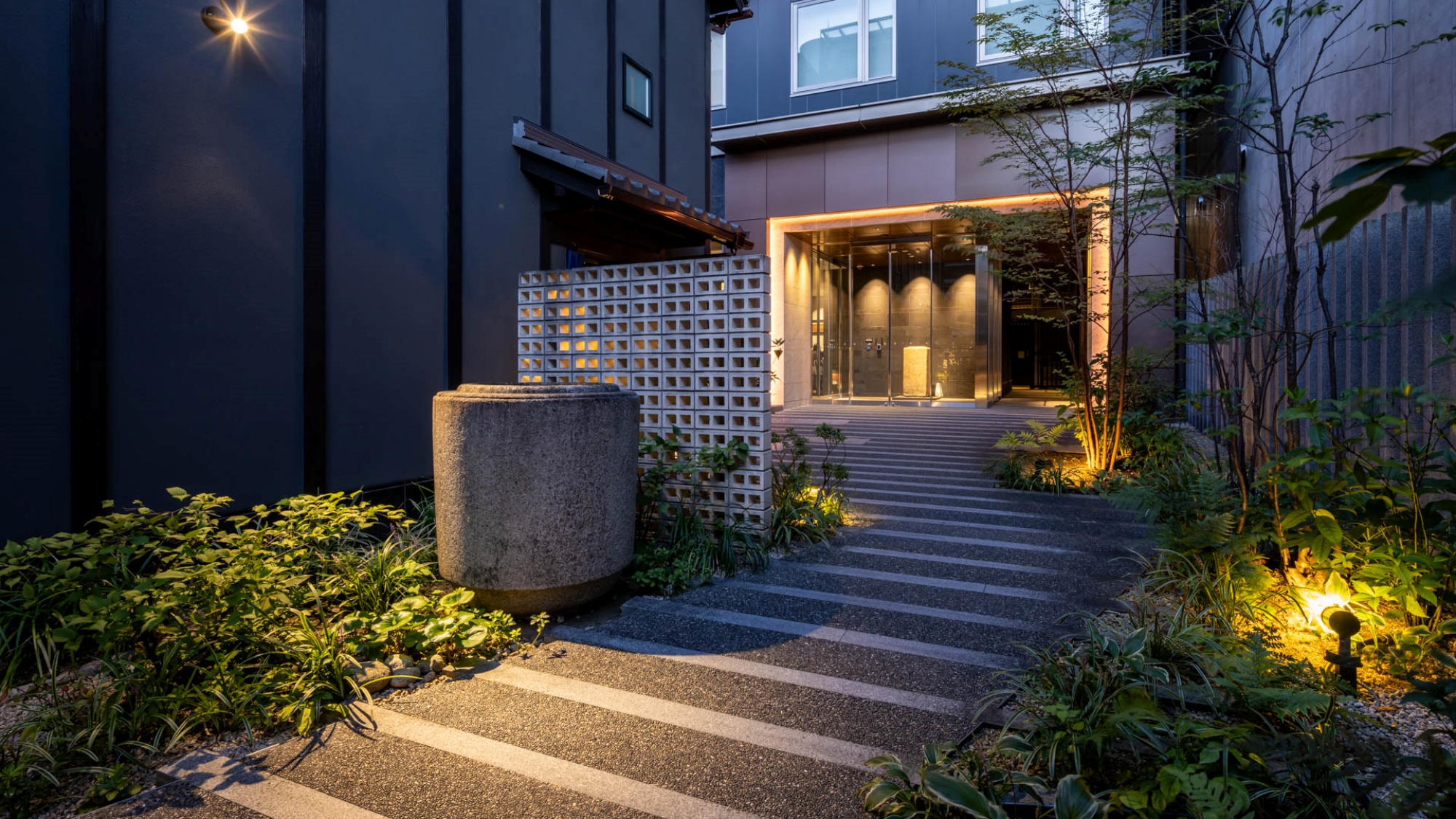 【ホテル外観／本館】趣のある日暮れのエントランス