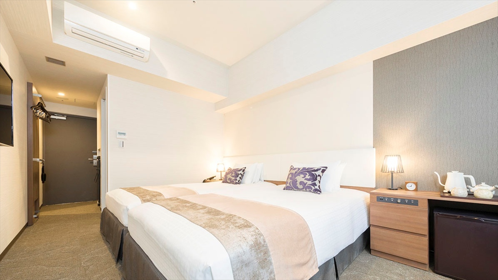 【ツインルーム】23平米・ベッド幅123cm／洗濯乾燥機、電子レンジ完備