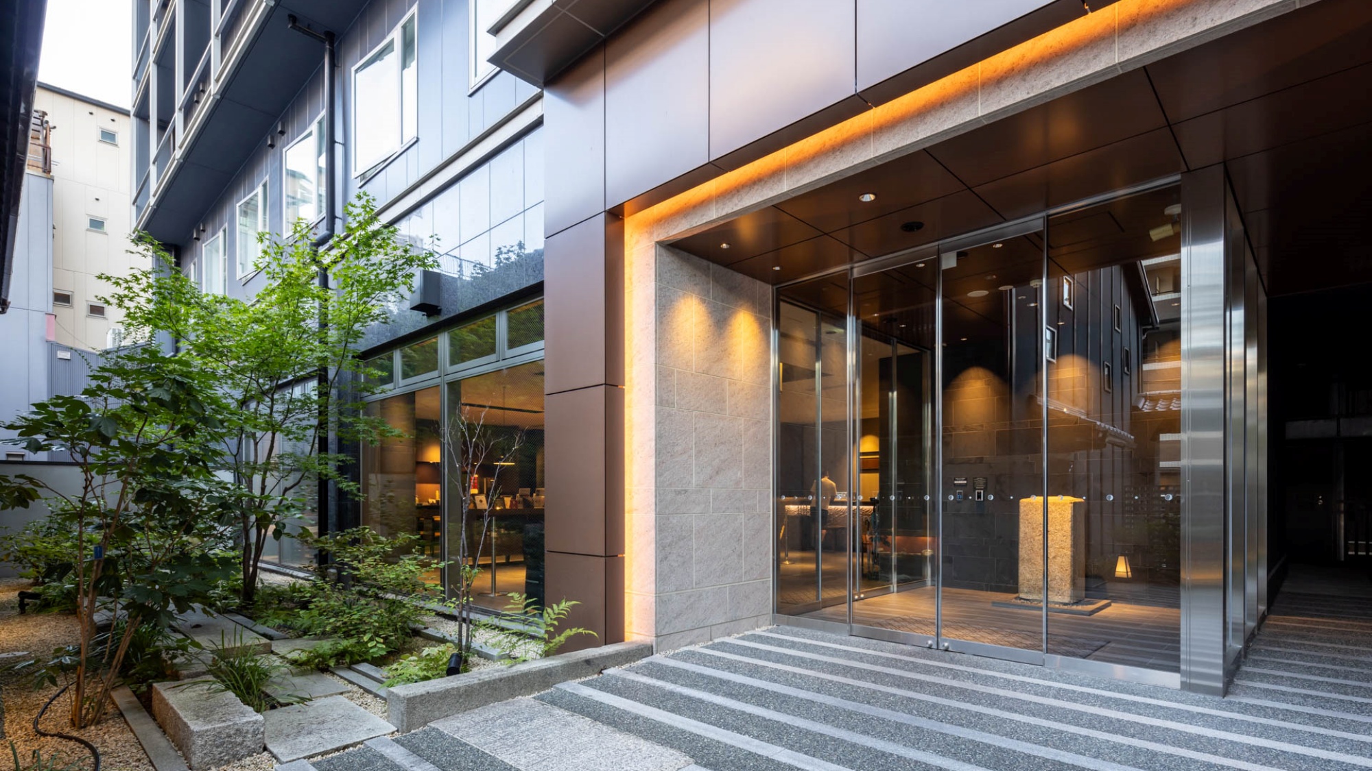 【ホテル外観／本館】解放感溢れるホテルエントランス