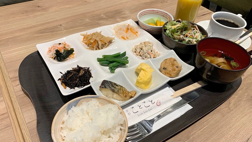 【朝食】和食プレート／京都の家庭料理“おばんざい”を中心とした和食