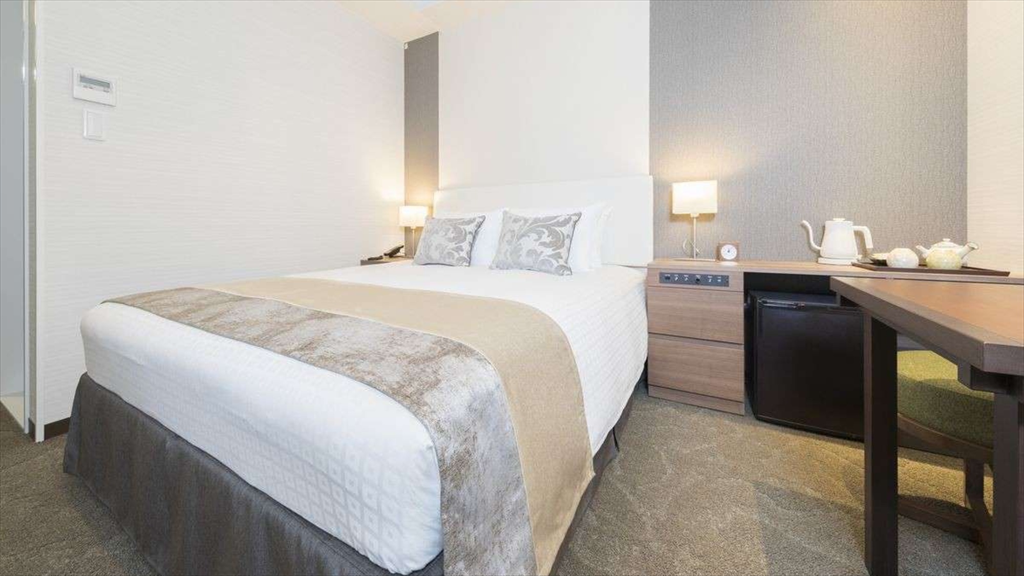 【ダブルルーム】ベッド幅164cmでお二人でもゆったりとお泊りいただけます。