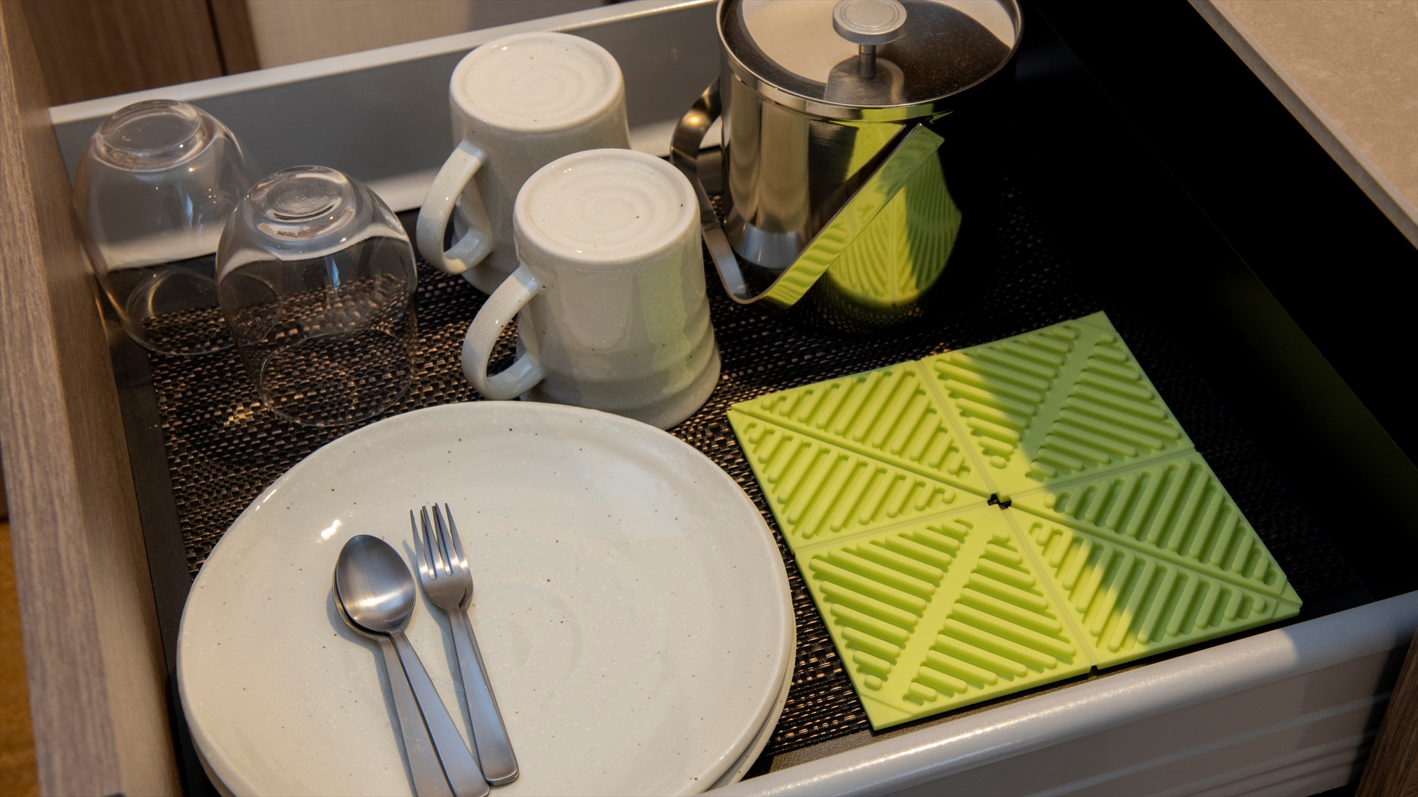 【カトラリー】人数分の食器・グラスをご用意しています