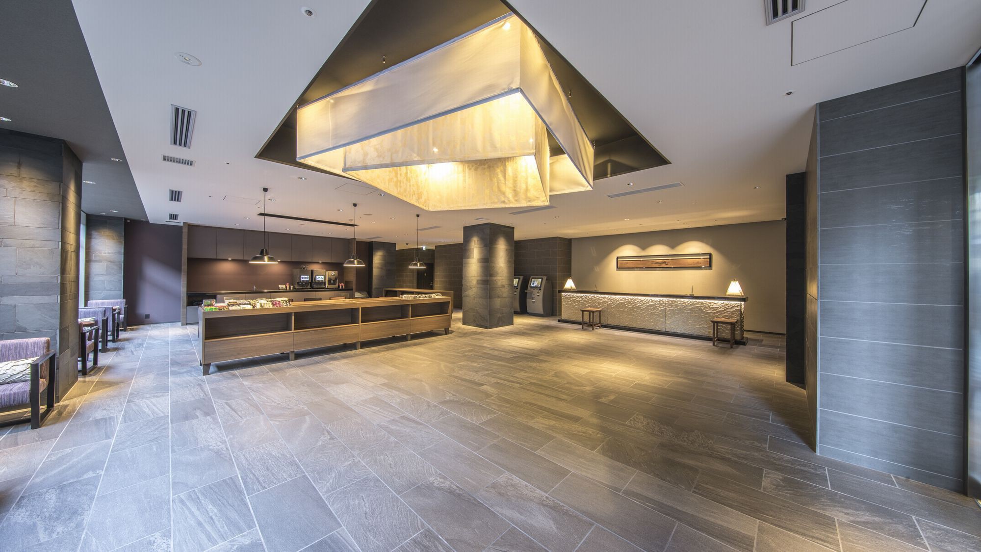 【ロビー】開放感溢れるロビー