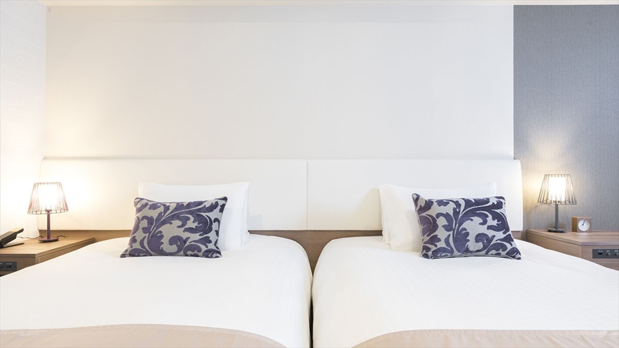 【ツインルーム】ベッドを二つ並べたハリウッドツイン仕様なので、ダブルベッド感覚の利用もできます。