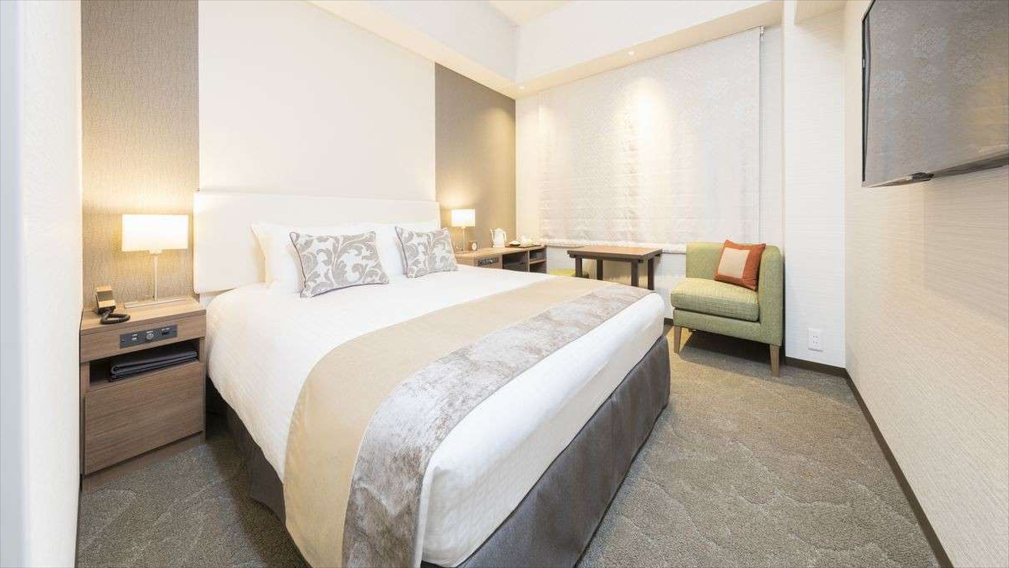 【ダブルルーム】18平米・ベッド幅164cm／洗濯乾燥機、電子レンジ完備