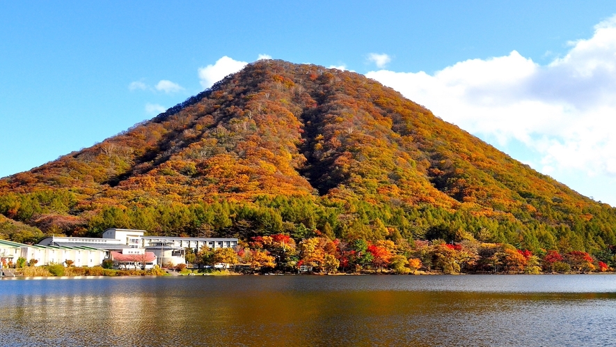 榛名湖の10月は紅葉の始まりです。11月の上旬まで鮮やかな湖畔を楽しめます。