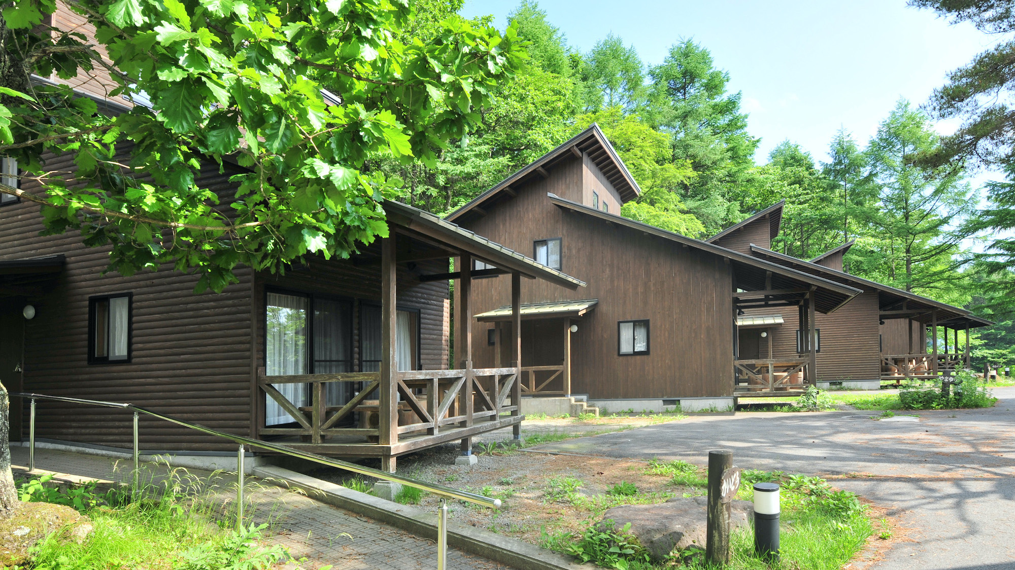 【コテージ】親しい仲間と自由きままに楽しむのにぴったり。１棟ごとに源泉から温泉が引かれています。